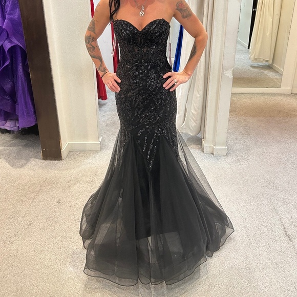 Prom dresses - Picture 1 of 4